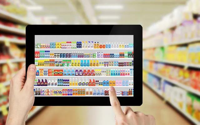 Supermarktregal mit Produkten, die gemäß einem Planogramm angeordnet sind